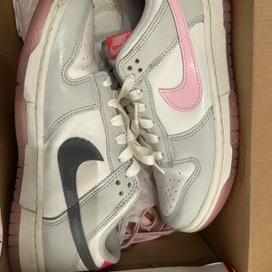 Women Nike dunks for sale !